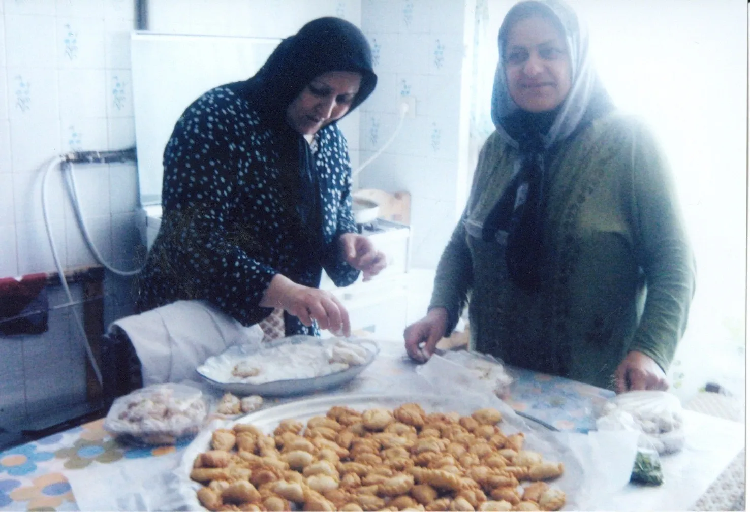 Zwei Frauen, die Kekse backen